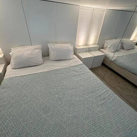 דירה Charming In Chiado With Mezzanine Bed ליסבון