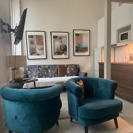 Charming In Chiado With Mezzanine Bed Лиссабон